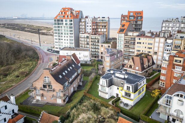 Volledig gerenoveerd lichtrijk appartement in rustig gelgen villa residentie te Duinbergen