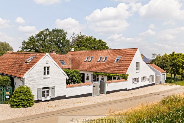 Maison de charme située à la campagne, avec piscine intérieure, 5 chambres et magnifique jardin.