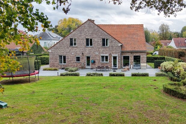 Zeer ruime villa van 432m² op 21 are vlakbij golf-en meerdomein