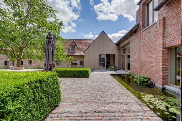  Vierkantshoeve van meer dan 600m² bew. met Top Afwerking ! 