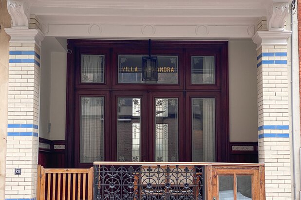 Belle-époquewoning vlak bij de zee met groot dakterras