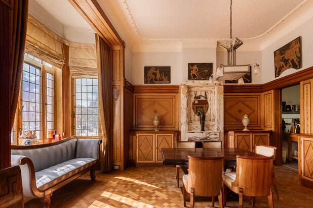 Grandeur ten top in eclectisch burgerhuis met praktijk