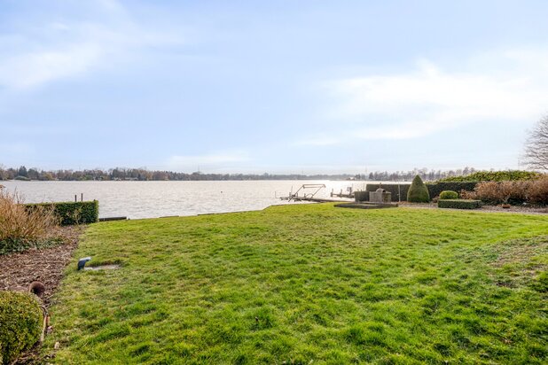 Villa op een uiterst exclusieve locatie aan een prachtig privémeer