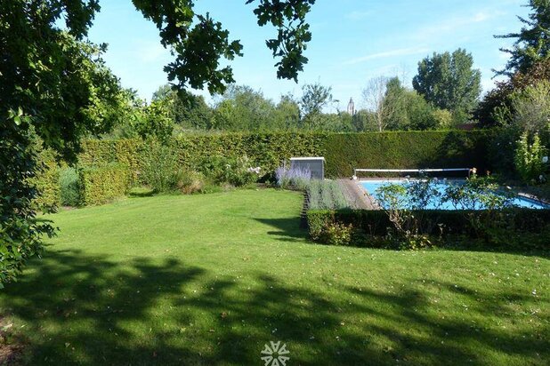 Maison de ville de classe avec potentiel professionnel