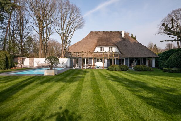 Schitterende rietgedekte luxevilla in de Elzendreef in Essen!