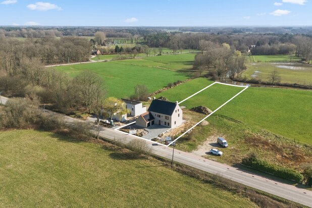 Landelijke nieuwbouwvilla op ruim 40 are met vrij zicht