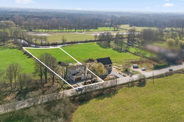 Moderne nieuwbouwvilla op ruim 40 are met vrij zicht