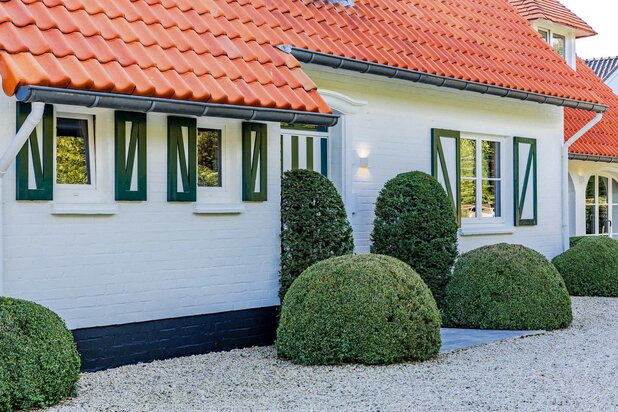 Une villa rénovée avec piscine en fond de terrain
