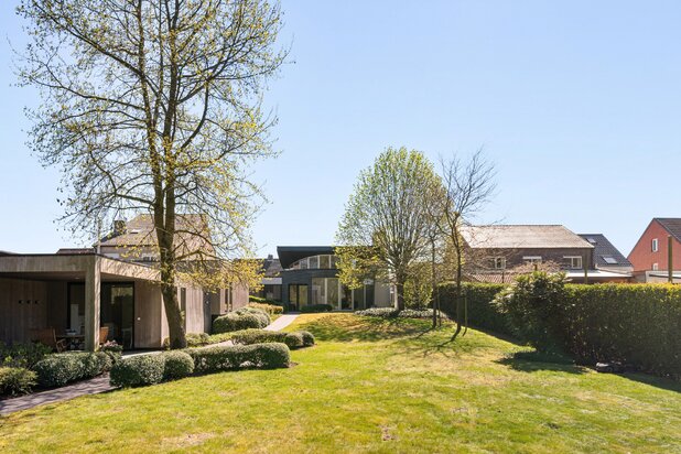Karaktervolle gelijkvloerse villa met groen uitzicht achteraan!