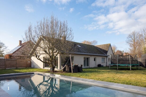 Zuidgerichte gezinswoning met zwembad en potentieel