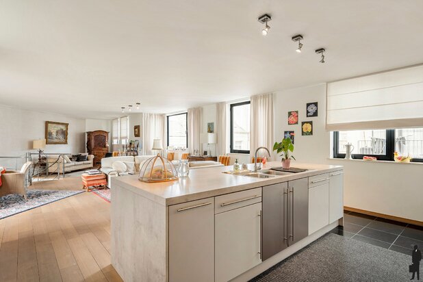 Lichtrijk duplex appartement met uitzonderlijk brede gevel