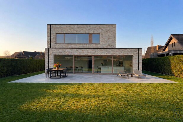 High-quality modern ENERGY-EFFICIENT new build villa