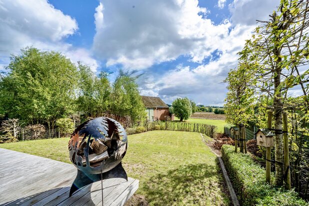 Grote villa met kantoor/praktijkvleugel. 