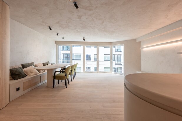 Tijdloos gerenoveerd appartement met zijdelings zeezicht 