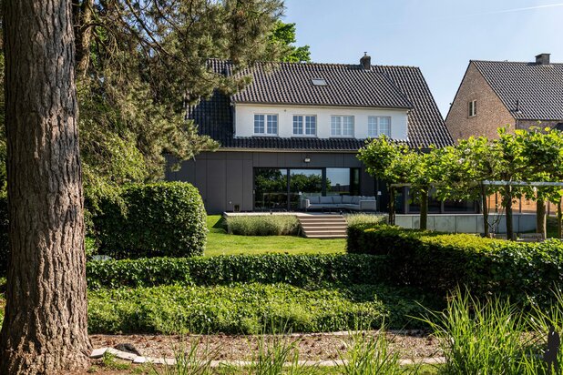 Charmante, gerenoveerde villa op 1.389 m² met open zicht