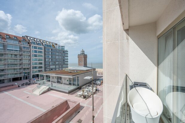 Gezellig appartement met zonnig terras en zijdelings zeezicht aan het Lichttorenplein