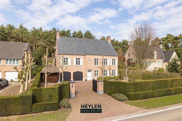 Uiterst hoogwaardig afgewerkte villa op 20are nabij bosgebied