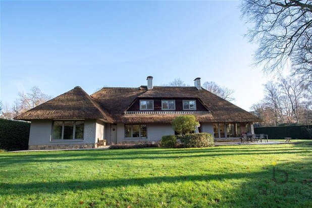 Villa met praktijk of kangoeroewoning en Zuid - West tuin.