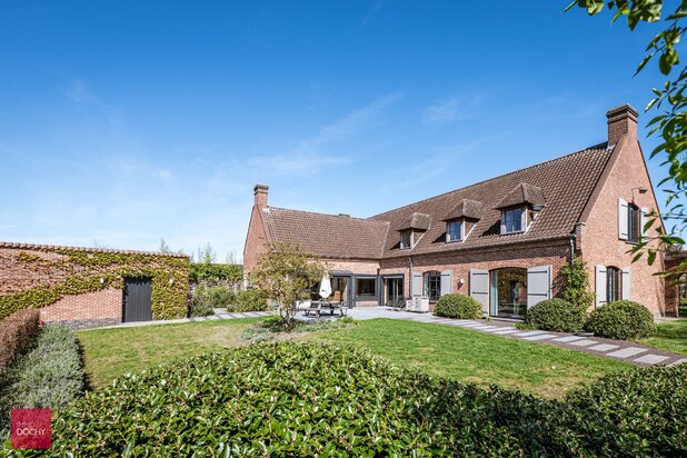 Instapklare ruime villa met grote garage en bijgebouw