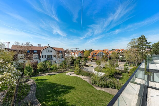 Zonnig gerenoveerd appartement met zuidwest gericht terras en open zicht op wandelafstand van het strand in hartje Zoute.