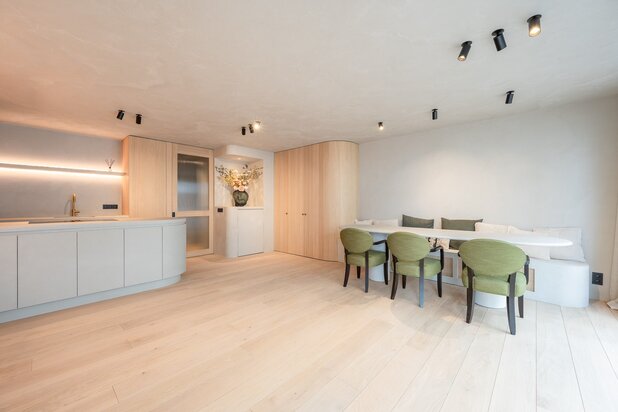 Gerenoveerd appartement met 3 slaapkamers, gelegen nabij de Zeedijk en het Driehoeksplein.