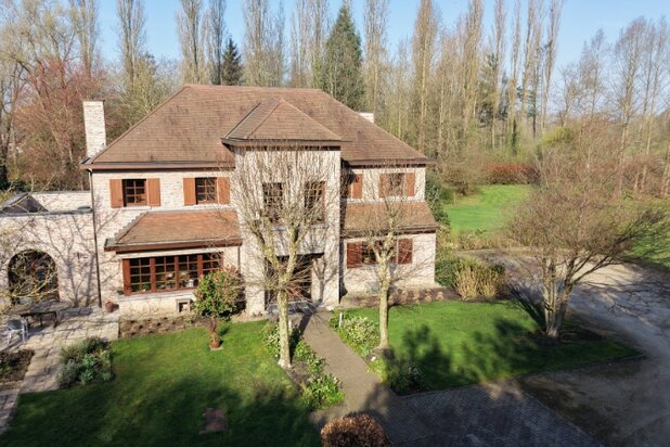 Ruime villa van 336m² op 1 hectare 45 are met vijver