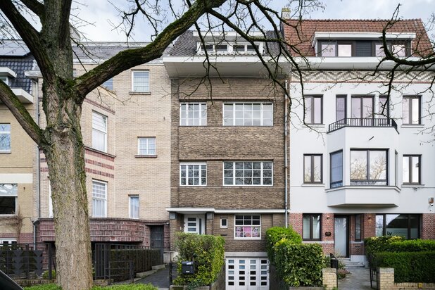 Uitzonderlijk aanbod aan het Miljoenenkwartier - Bijzonder karaktervolle, op te frissen, art-déco woning met fenomenale stadstuin nabij het Paul De Smet de Naeyerpark.