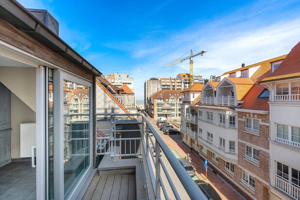 Zonnige duplex met 2 terrassen en zijdelings zeezicht