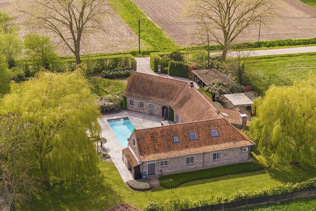 Te koop: charmante hoeve met zwembad in Kruishoutem