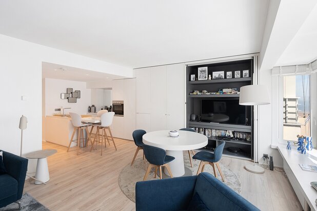 Bel appartement avec vue latérale sur la mer