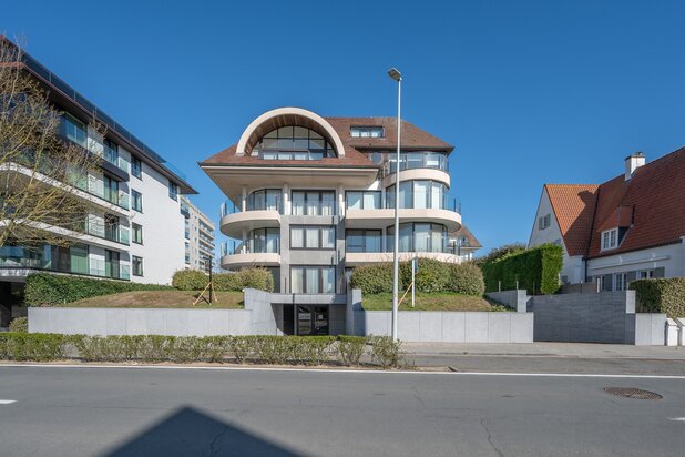 Appartement rénové avec vue frontale sur la mer au Zoute.