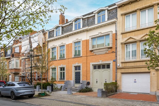 Herenhuis met zwembad, garage en parkeerplaats