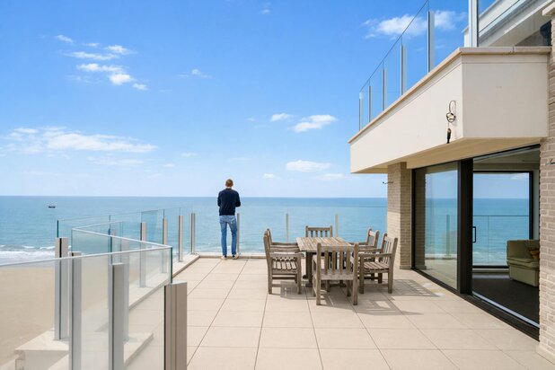 Uitzonderlijk ruim appartement met panoramisch zicht op zee