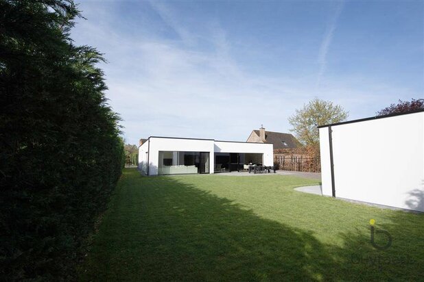 Knappe GELIJKVLOERSE villa + bijgebouw te Halle!