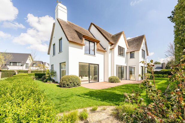 A bright, newly built villa with a stunning unobstructed view