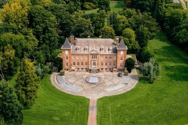 Uniek historisch kasteel op 9 hectare te koop in Geluveld