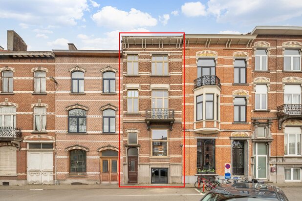 Prachtig gerenoveerd en energiezuinig herenhuis met 5 slaapkamers, 2 badkamers en een tuin op een toplocatie nabij het station van Leuven!
