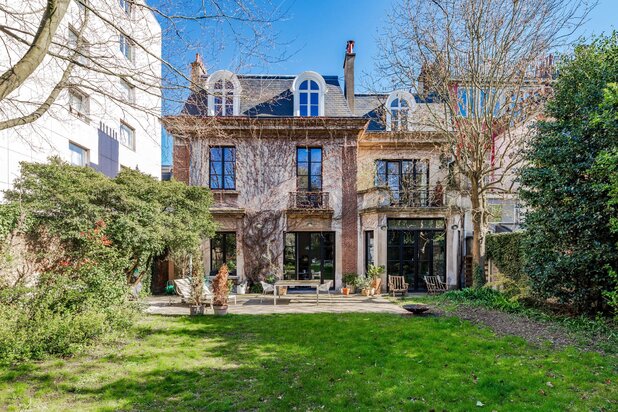 Near Square Vergote A superb house set on 1,200 sq metres