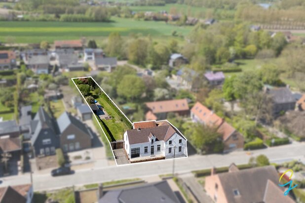 Maison avec jardin dans un environnement verdoyant
