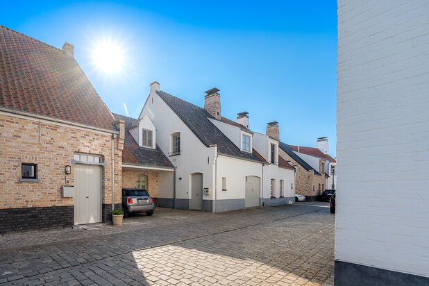 Ruime woning met vier slaapkamers en een grote tuin, gelegen in een rustige en aangename omgeving.