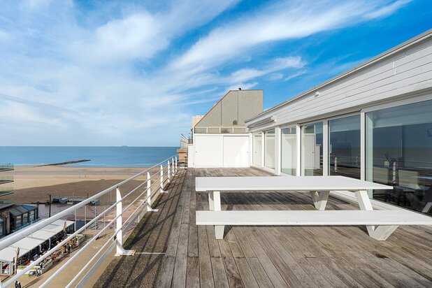 Ruim en lichtrijk penthouse-appartement met royale terrassen en open zeezicht .
