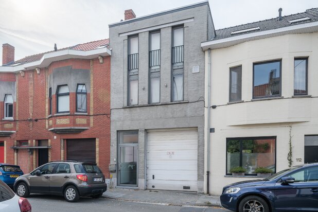 Sint-Amandsberg. Op te frissen directeurswoning met bijhorend magazijn en afzonderlijke loft op een boogscheut van het centrum van Gent.