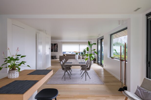 Sint-Martens-Latem – Bijzonder ruime en energiezuinige villa met woon-/werkmogelijkheid vlakbij het dorpscentrum.