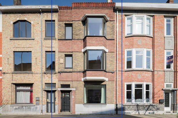 Instapklare en smaakvol gerenoveerde woning (3 slaapkamers – 2 badkamers) met tuin nabij het Paul de Smet de Naeyerpark.