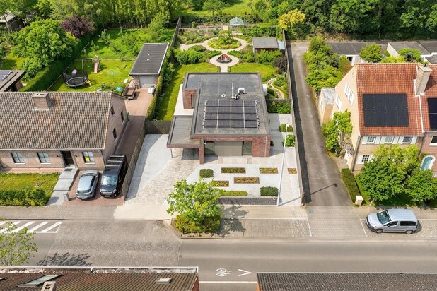 Energy-efficient single-storey villa with a low-maintenance garden