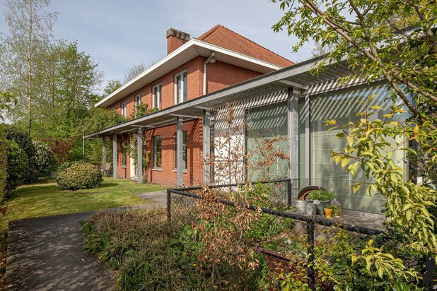 Ruime gezinswoning met vergunde zorgwoning op groen perceel