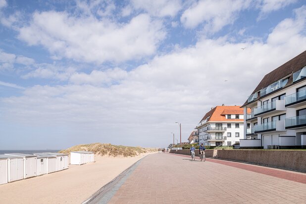 Apartment for sale on the Wandeldijk with frontal sea views 