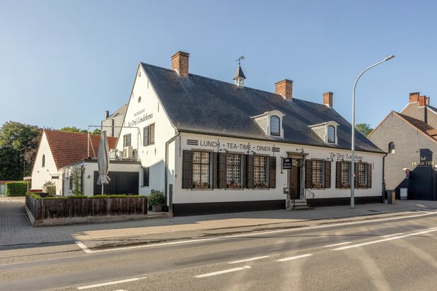 PRACHTIGE HANDELSZAAK IN HISTORISCH PAND MET BOVENLIGGEND APP