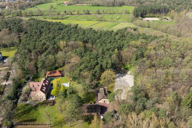 Exclusief landgoed met paardenfacilliteiten.