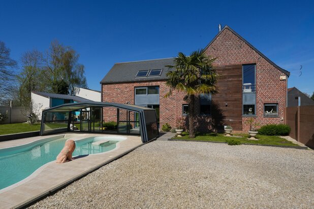 Superb property with swimming pool, fully renovated in 2007